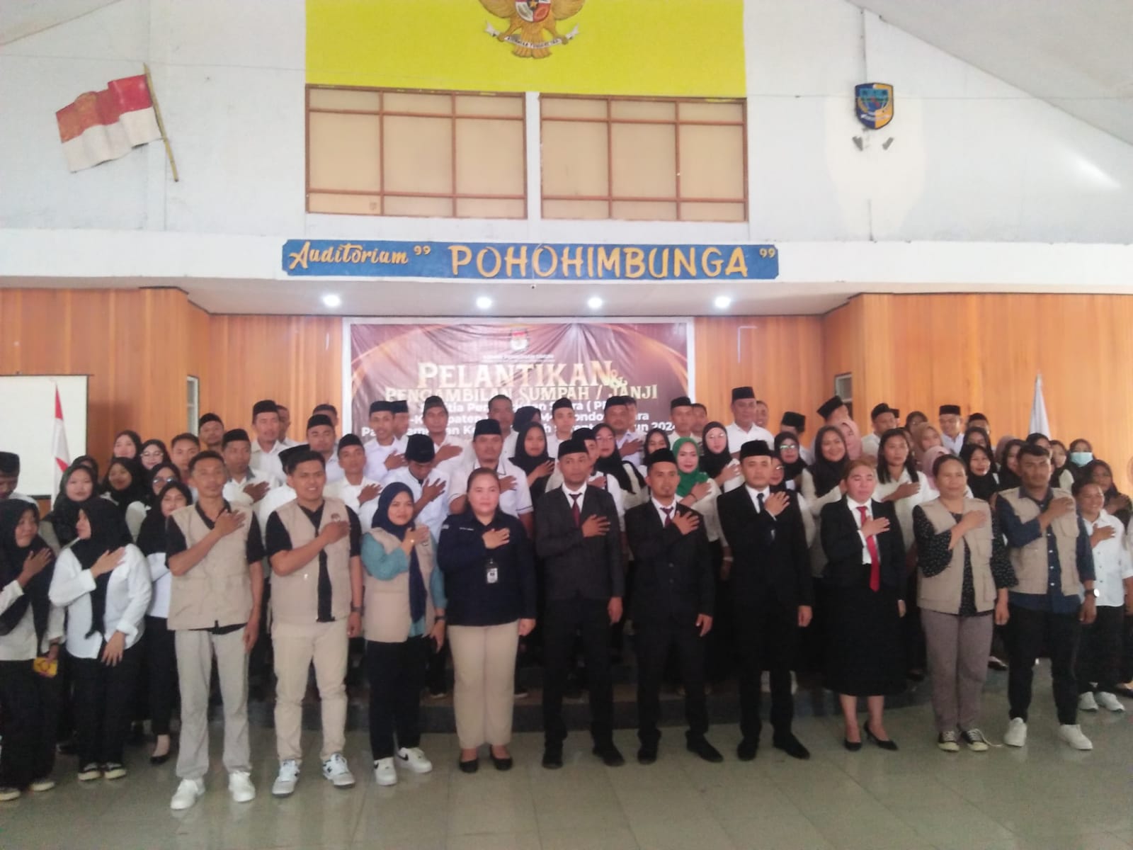 Foto istimewa Komisioner KPU Bolmut bersama anggota PPK dan PPS Kecamatan Pinogaluman