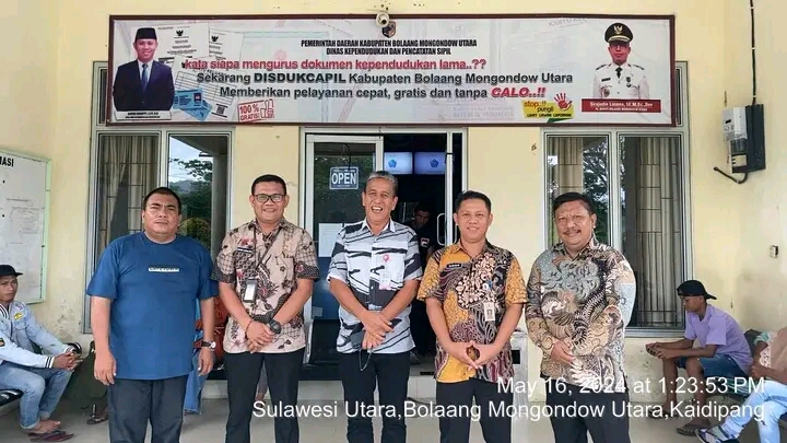 Foto istimewa Kadis Dukcapil Sulut Christodharma S.M. Sondakh bersama Kadis Dukcapil Bolmut Samidin Korompot dan jajaran