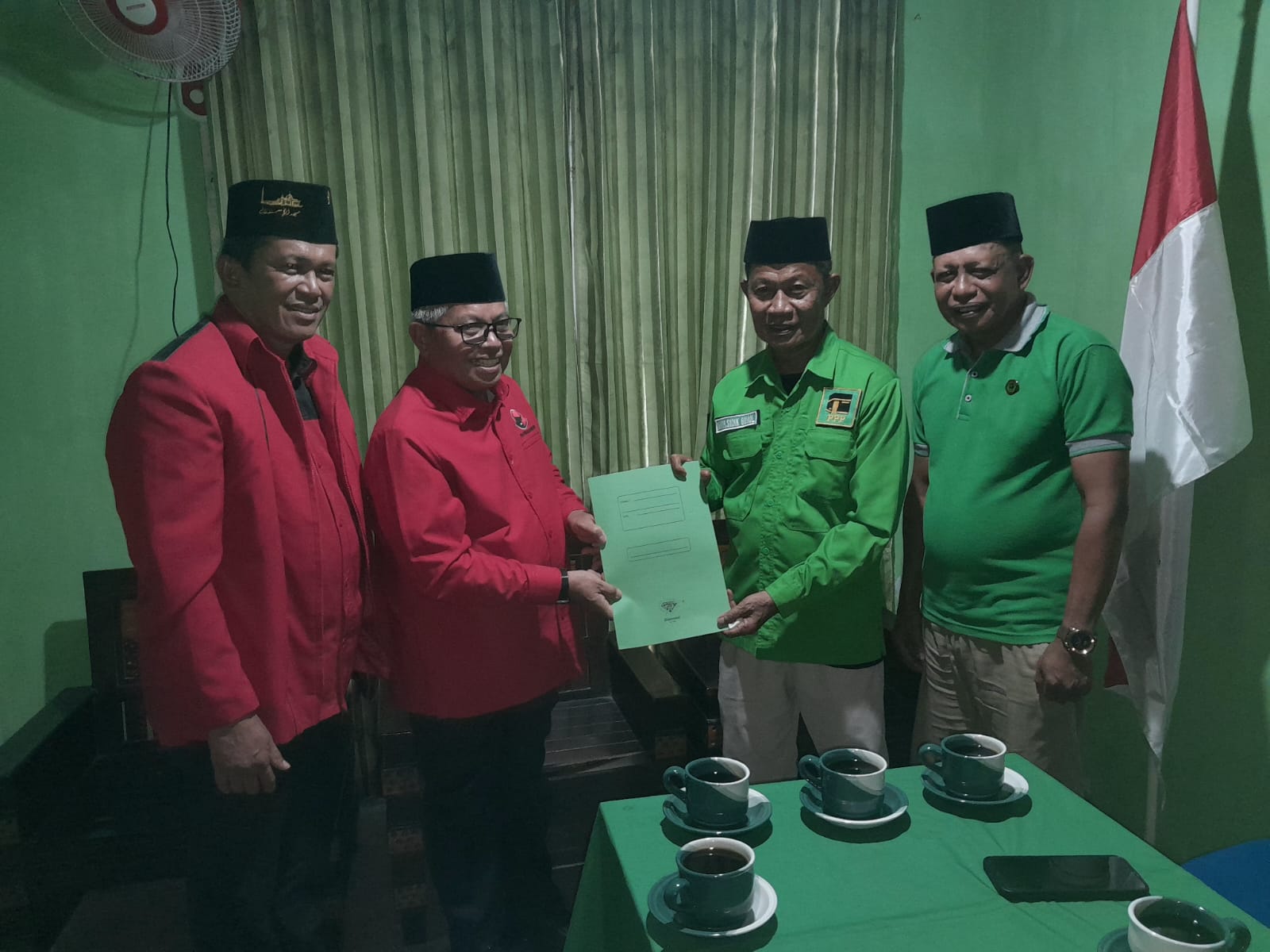 Foto Ketua DPC PDIP Bolmut Amin Lasena di dampingi oleh Sekretaris Abd. Zamad Lauma bersama Ketua DPC PPP Bolmut Mohamad Sidik Binol di dampingi oleh Sekretaris Yepi Ibunu