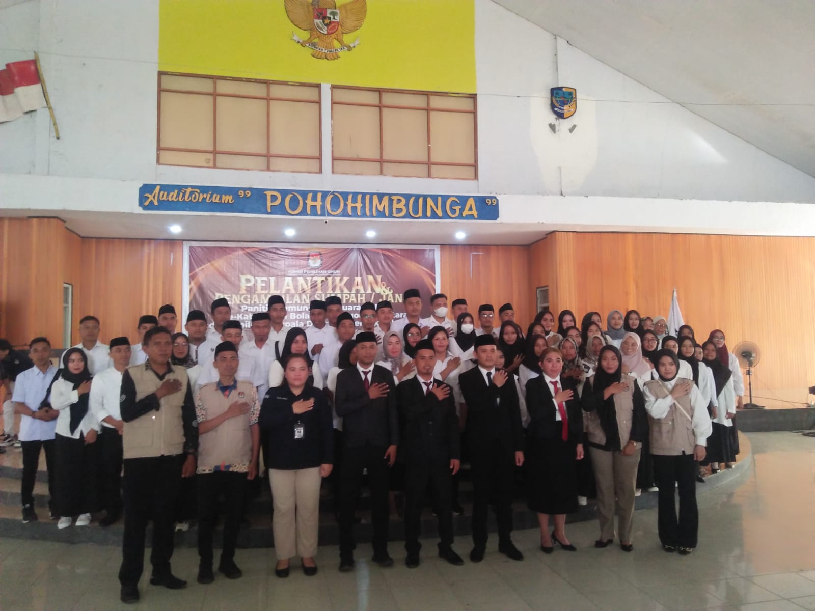 Foto istimewa Komisioner KPU Bolmut bersama anggota PPK dan PPS Kecamatan Bolangitang Barat