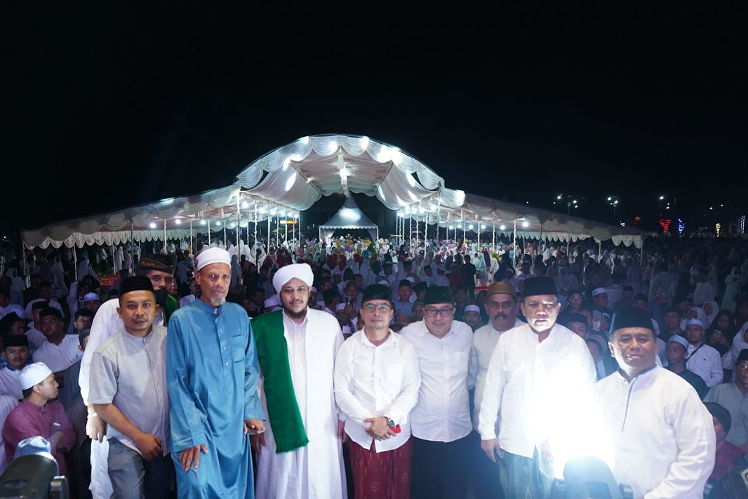 Foto istimewa Pj Bupati Sirajudin Lasena bersama Al Habib Salim Bin Abdurrahman Al Jufri dan peserta sholawat di bolmut bersholawat