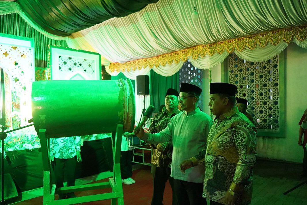 Foto istimewa Pj Bupati Bolmut Sirajudin Lasena didampingi oleh Asisten II dan Kepala Kemenag Bolmut saat menabuh Bedug pertanda MTQ KE VIII resmi dibuka