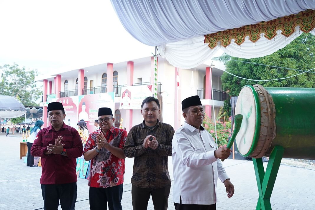 Foto istimewa Asisten Bidang Perekonomian dan Pembangunan Abdul Nazarudin Maloho yang didampingi oleh Ketua DMI Bolmut, Kepala Kemenag dan perwakilan Kejari, saat menabuh bedug pertanda MTQ Ke VlIl Tingkat Kabupaten Bolmut Tahun 2024 Resmi Ditutup