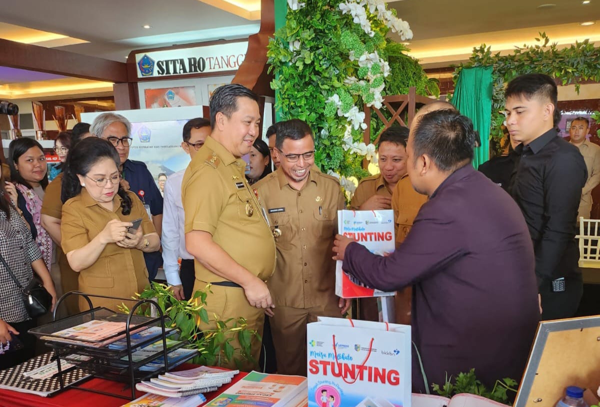 Foto istimewa Wagub Sulut Steven Kandow kunjungi stand bolmut dalam rangka penilaian kinerja 8 aksi konvergensi stunting yang didampingi Pj bupati Sirajudin Lasena dan Kabid KBKS Zulkifli Masuara