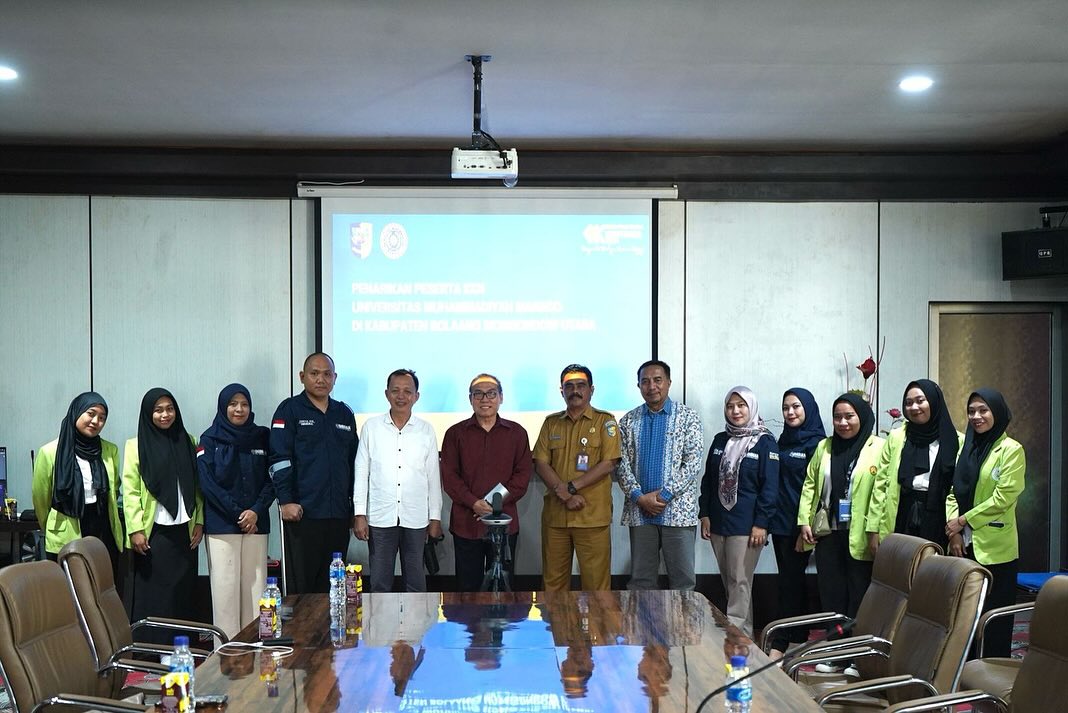 Foto istimewa Asisten bidang Administrasi Umum Uteng Datungsolang bersama Rektor UNIMMAN Agust Arthur Laya dan para mahasiswa KKN