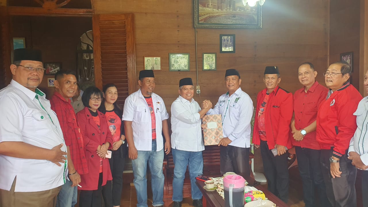 Foto istimewa penyerahan berkas Cakada oleh Ketua DPC PDIP Amin Lasena dan diterima langsung oleh Ketua DPC PKB Bolmut Ramses Rizal Sondakh