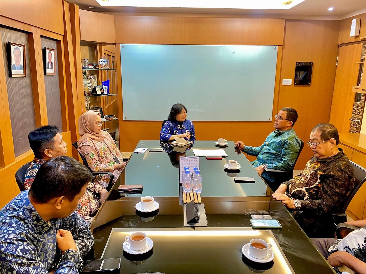 Foto istimewa Pj Bupati Sirajudin Lasena di dampingi Pimpinan DPRD Bolmut saat audiens dengan Kemenpan-RB