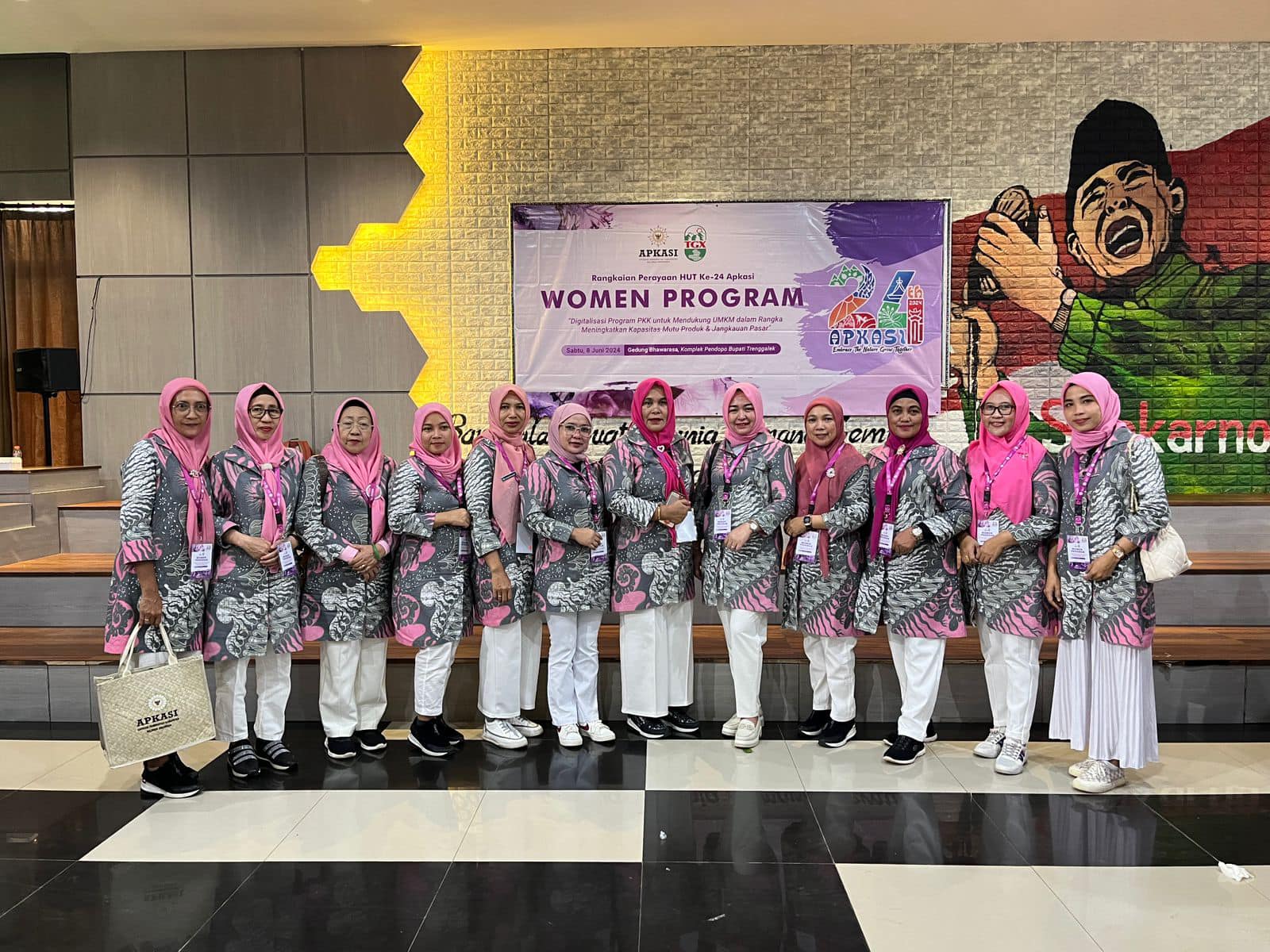 Foto istimewa Ketua TP PKK kabupaten Bolmut ny. Ening Sutrisni Lasena Adam  bersama jajaran di kegiatan HUT ke 24 Asosiasi Pemerintah Kabupaten Seluruh Indonesia di Kabupaten Trenggalek Jawa Timur