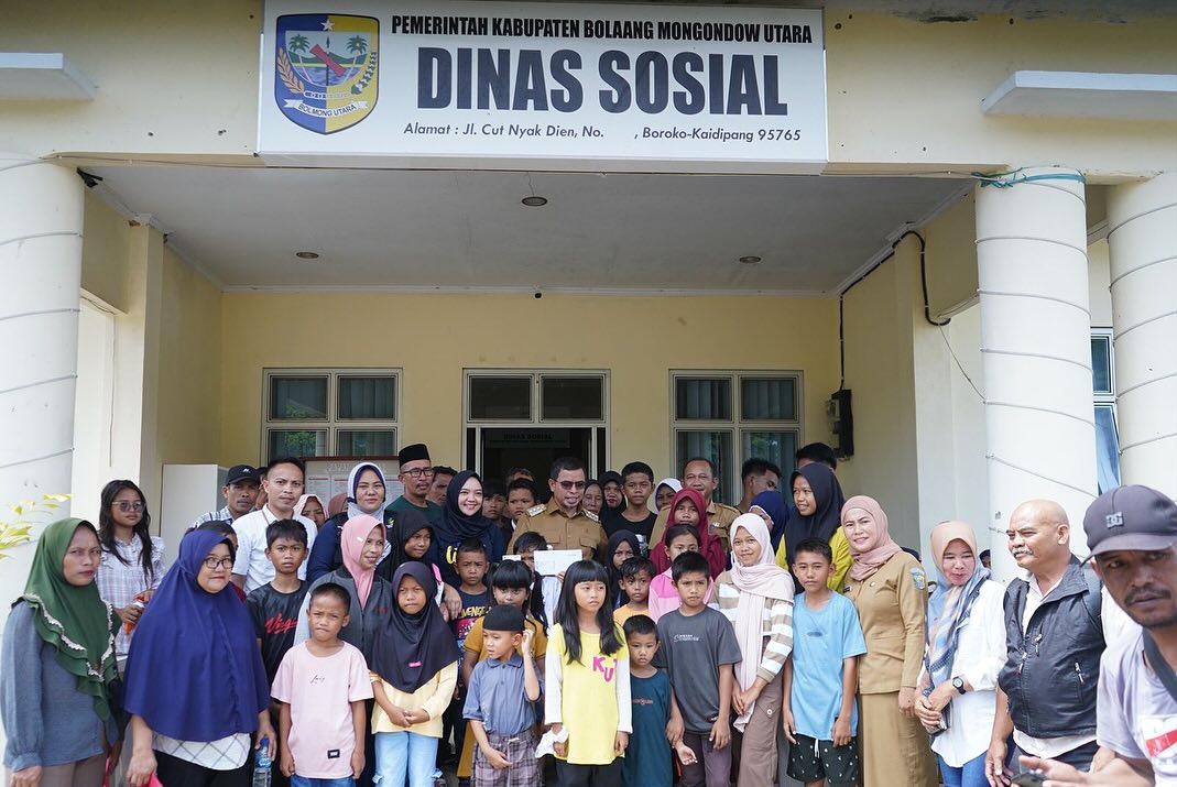 Foto istimewa Pj Bupati Sirajudin Lasena dan Kadis Dinsos bersama anak yatim piatu penerima bantuan sosial