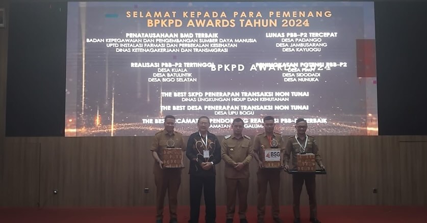 Foto Pj Bupati Sirajudin Lasena bersama Ketua DPRD, Kadis DLHK, Camat Pinogaluman dan Aparat Desa Lipu Bogu