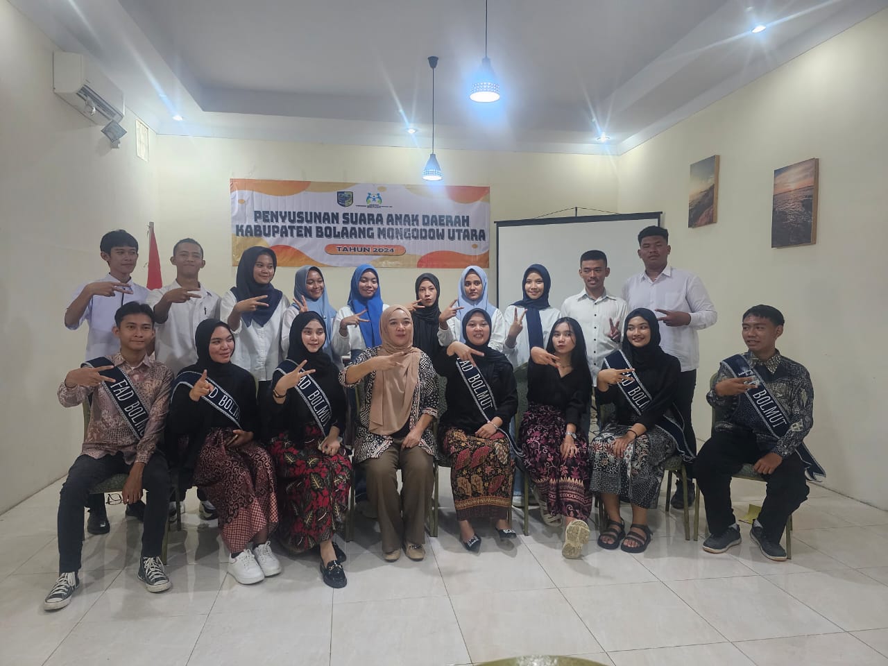 Foto Yani Lasama Kadis PPKBPPA bersama Forum Anak Daerah Bolmut