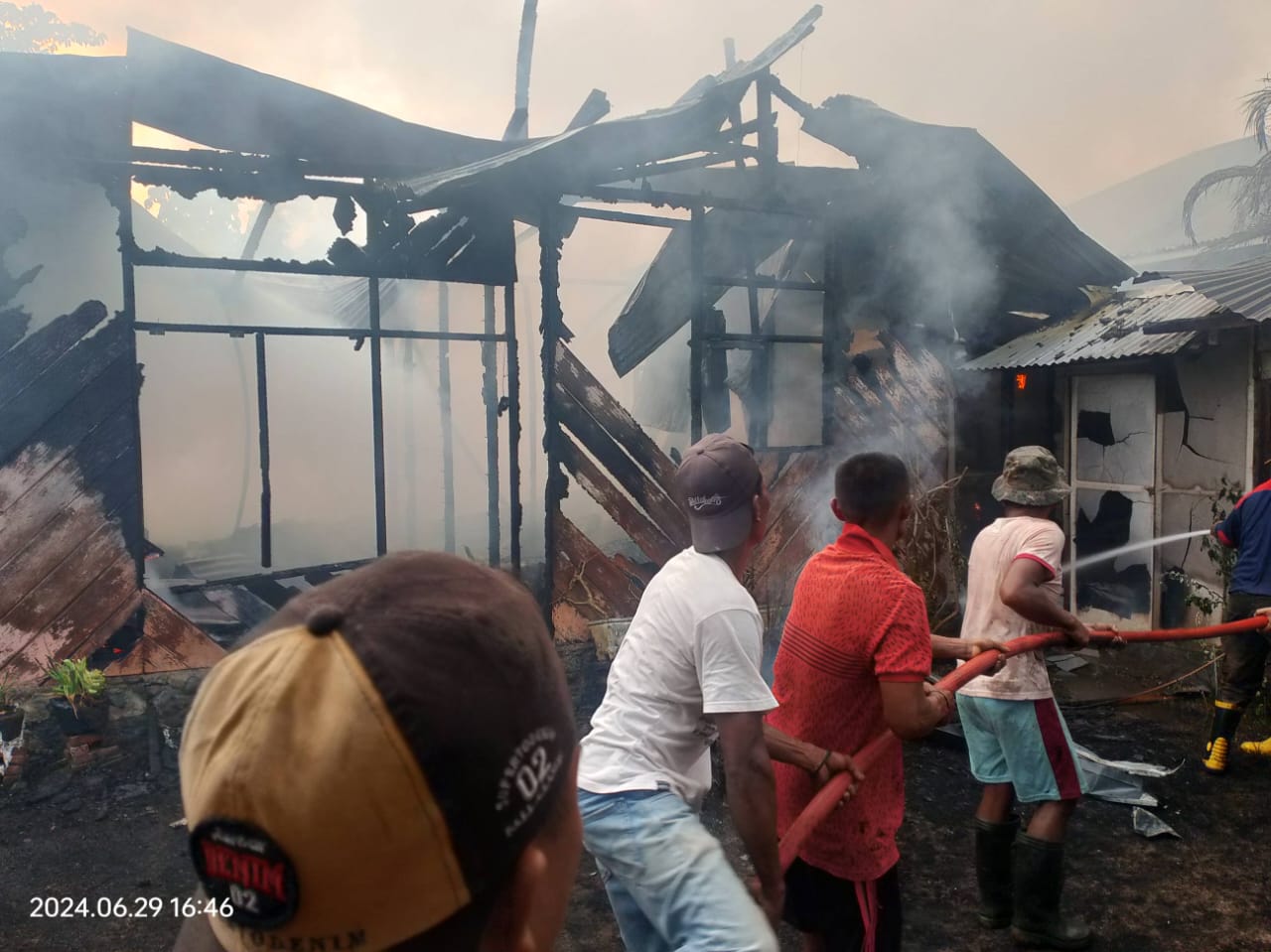 Foto kebakaran rumah warga di desa boroko utara