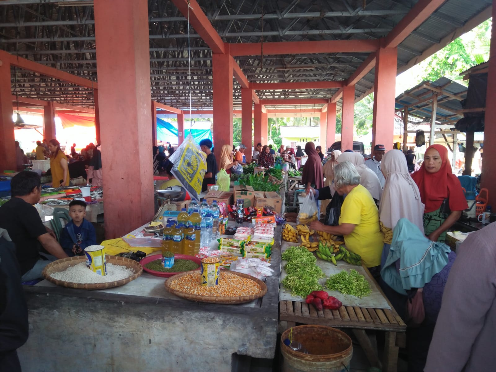 Foto interaksi antara pedagang dan pembeli di pasar rakyat boroko