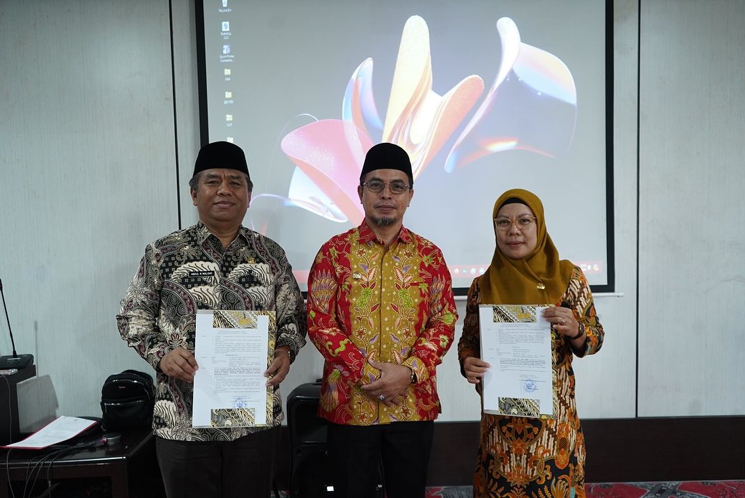 Foto istimewa tengah Pj Bupati Sirajudin Lasena, kanan PLH Sekda Abdul Nazarudin Maloho dan kiri PLT Kadispora Masita Humokor