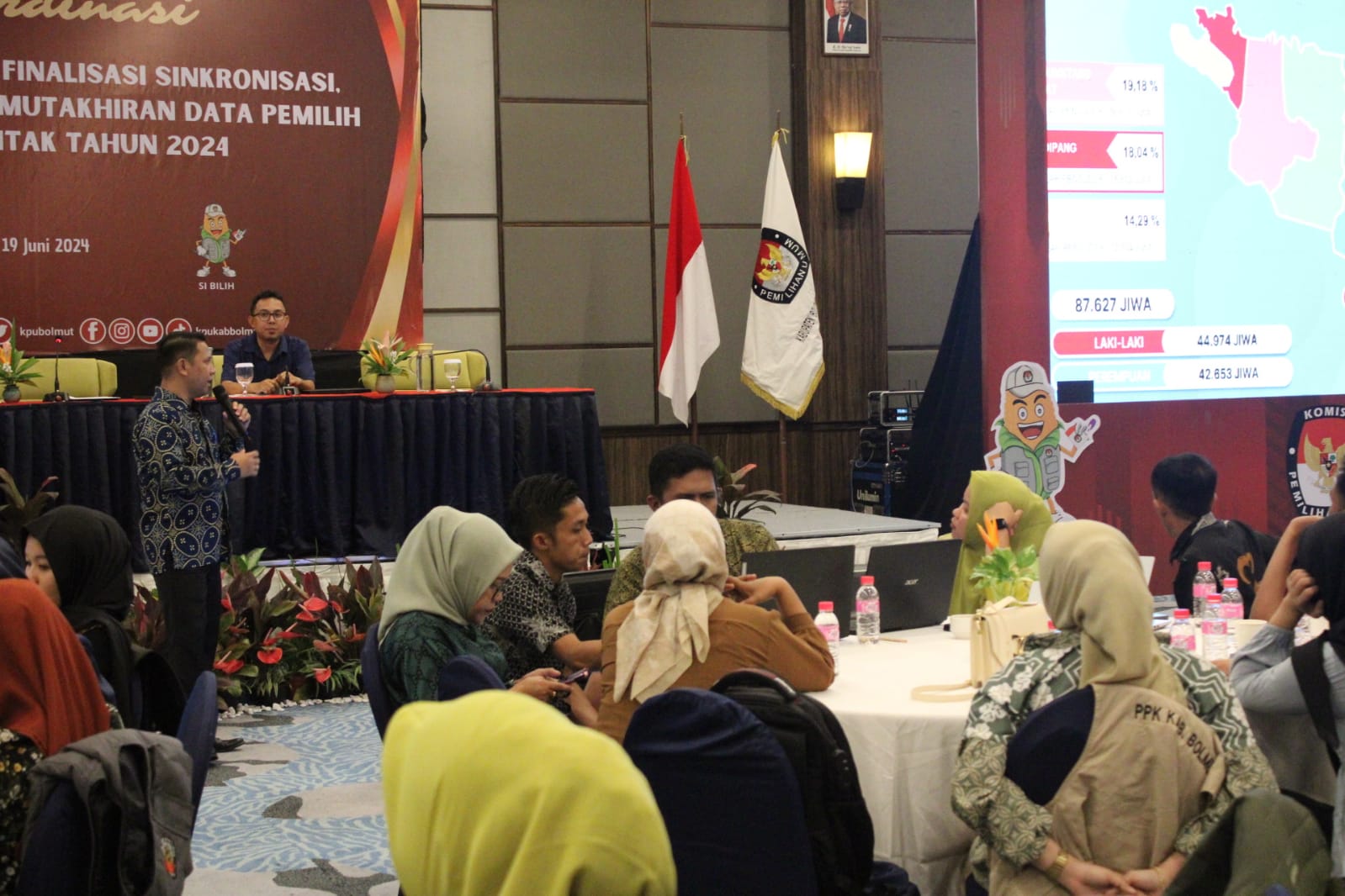 Foto Kadis Dukcapil Bolmut Samidin Korompot saat memberikan materi