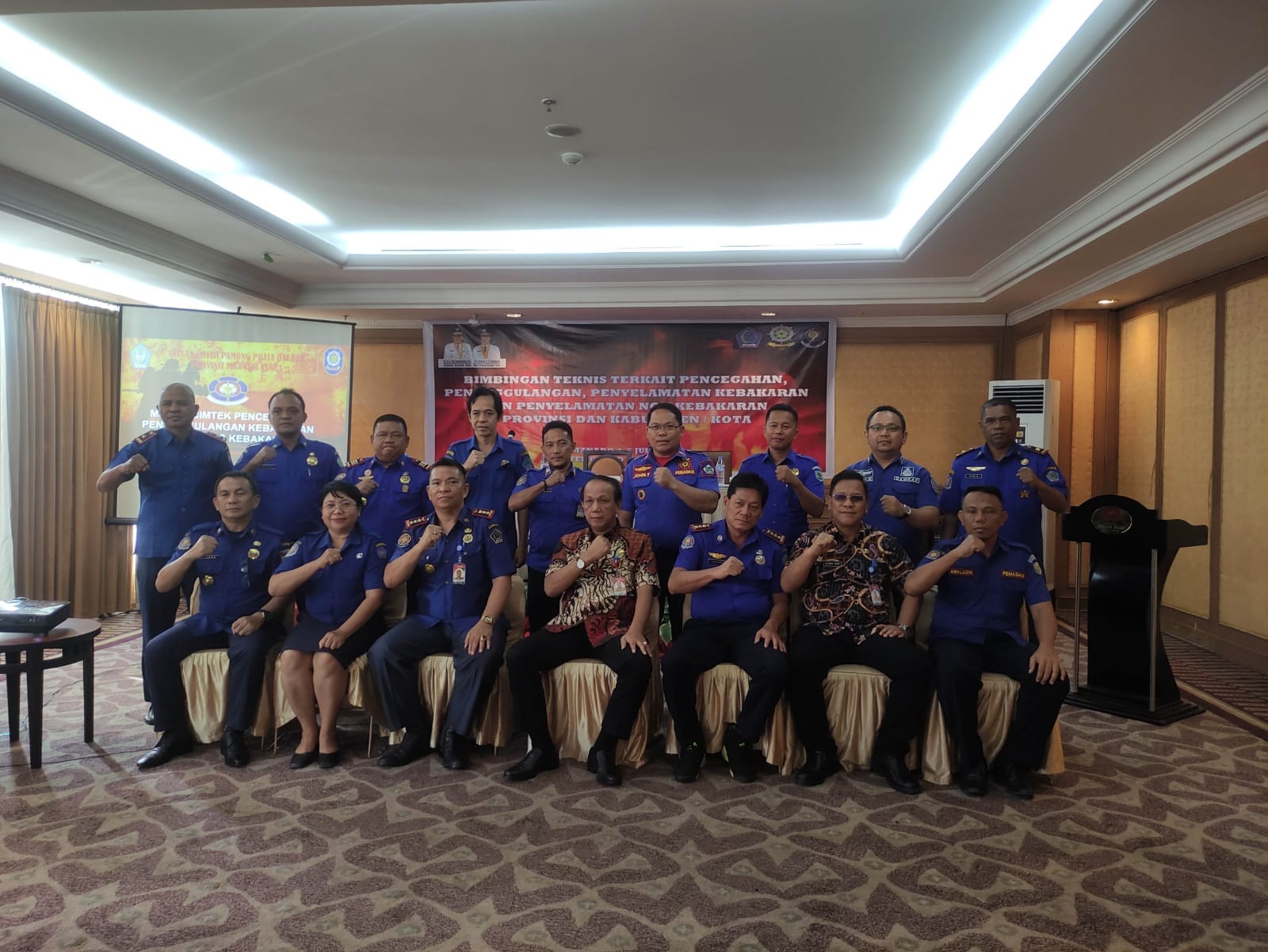 Foto Kabid Damkar Bolmut Awaludin Korompot bersama peserta bimtek lainnya