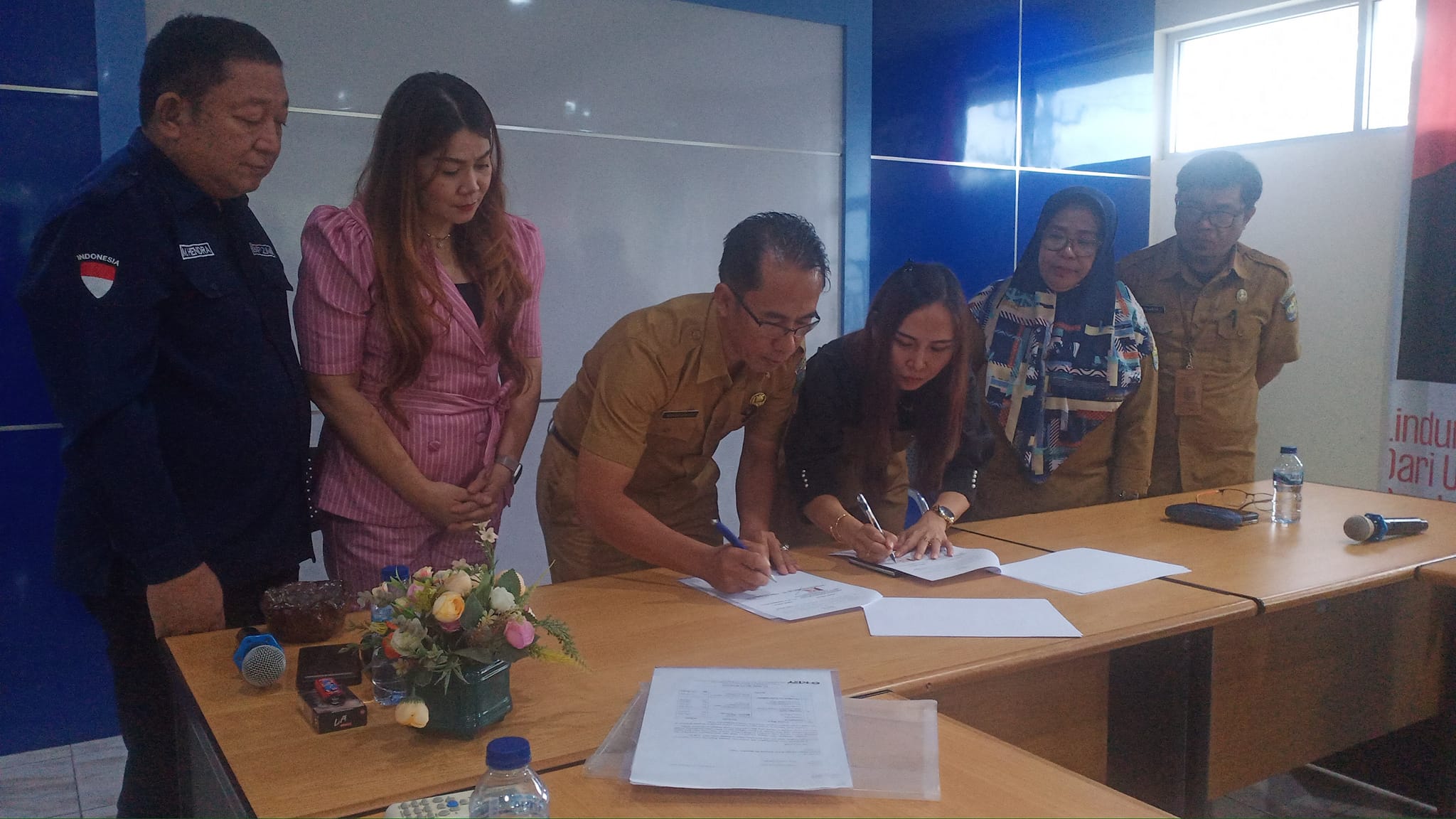 Foto penandatanganan MoU oleh Kepala Dinas Nakertrans Bolmut Abdul Muis Suratinoyo dengan pihak LPK Yuta Tengker Mulia