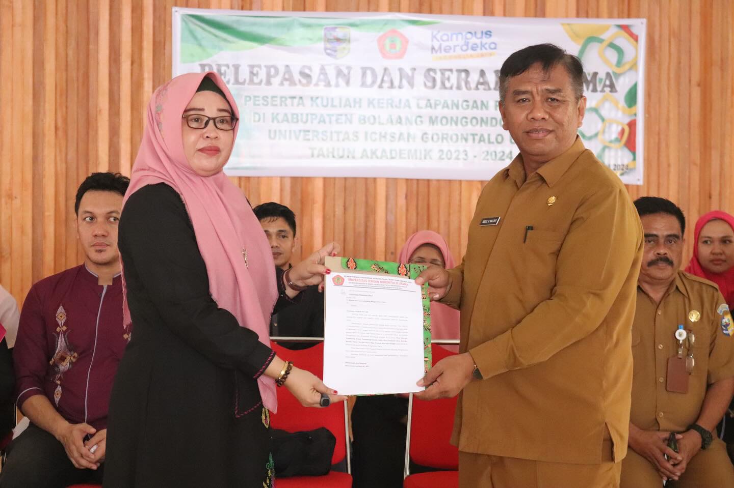 Foto Pj Sekda Bolmut Abdul Nazarudin Maloho, bersama Rektor Ichsan Gorontalo Utara Fatma M. Ngabito