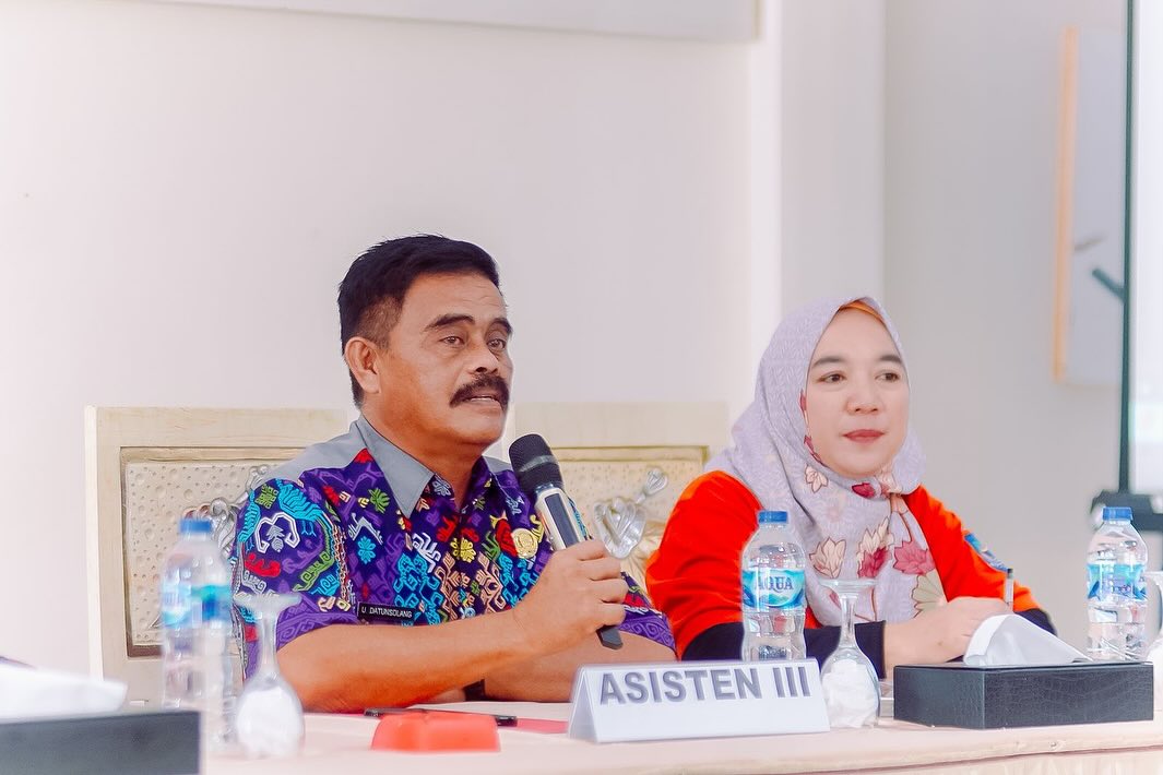Foto Asisten Bidang administrasi umum Uteng Datunsolang dan Kadis PPKB, PP & PA Yani Lasama.