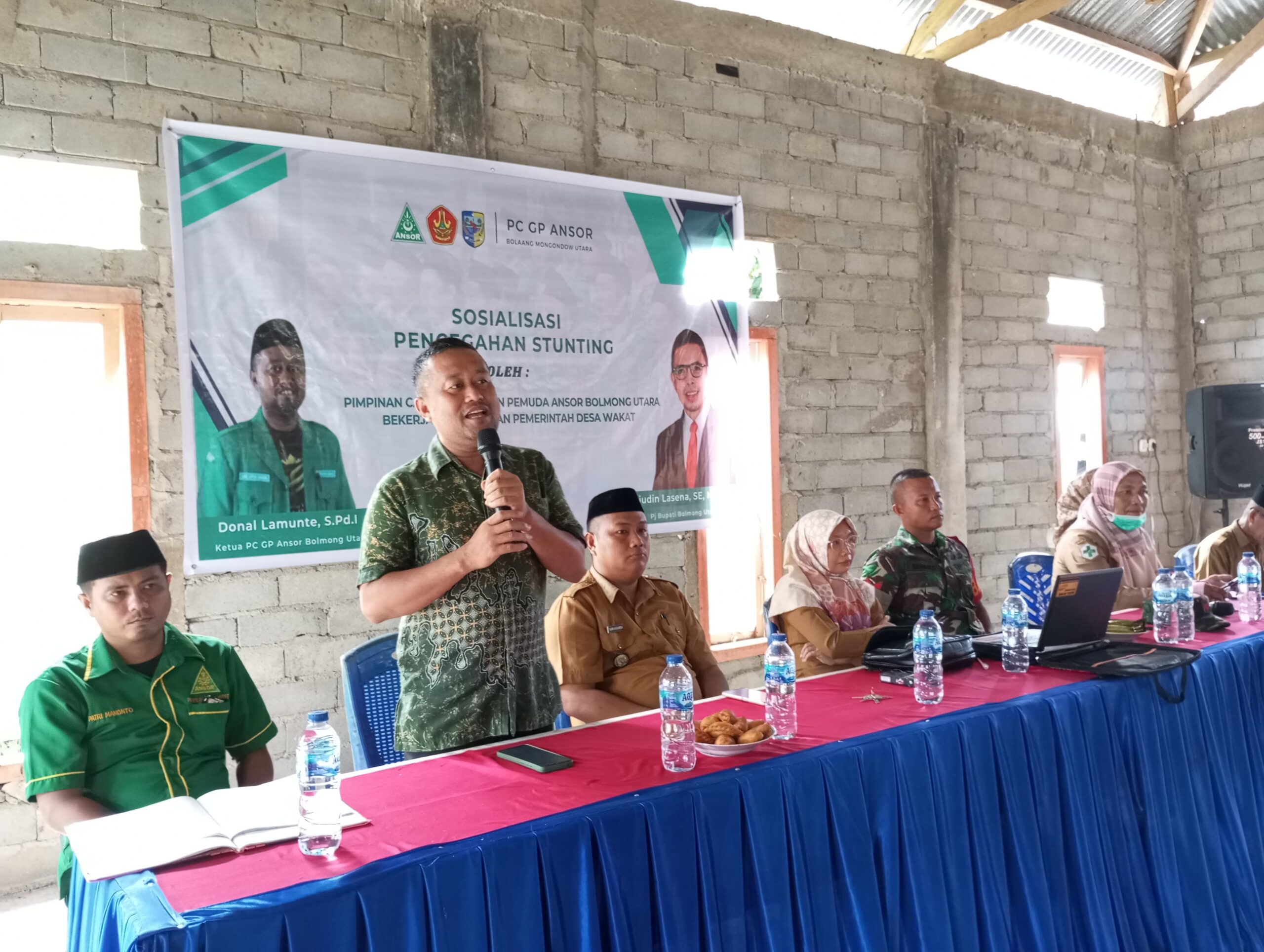 Foto Ketua PC GP  Ansor Bolmut Donal Lamunte saat memberikan sambutan kepada peserta sosialisasi stunting