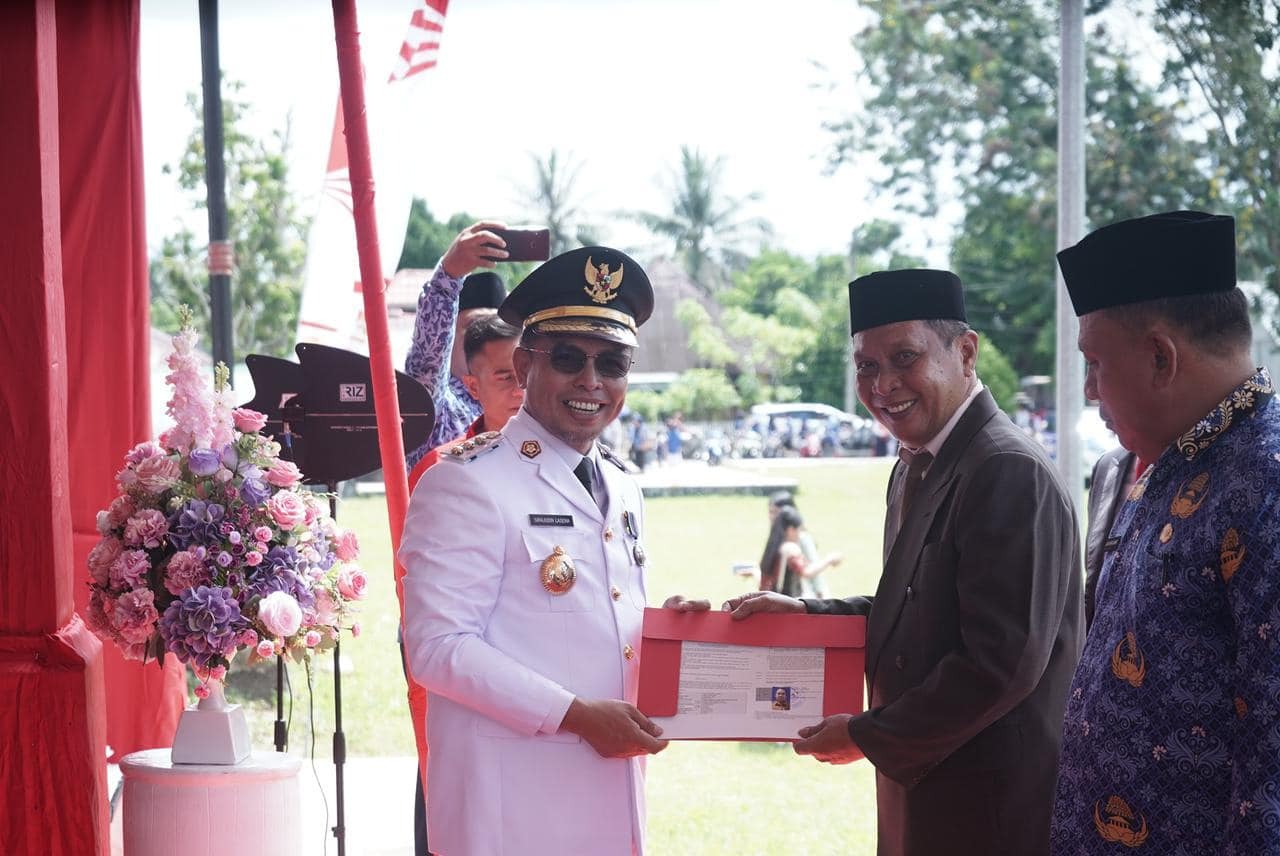 Pj Bupati Bolmut Sirajuddin Lasena menyerahkan SK Pensiun pada Kepala BPKPD Bolmut Awaludin Manangin 