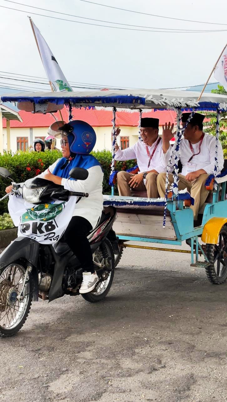Bakal Paslon SUKSES Naik Bentor sebagai simbol kesederhaan dan kedekatan dengan masyrakat Bolmut
