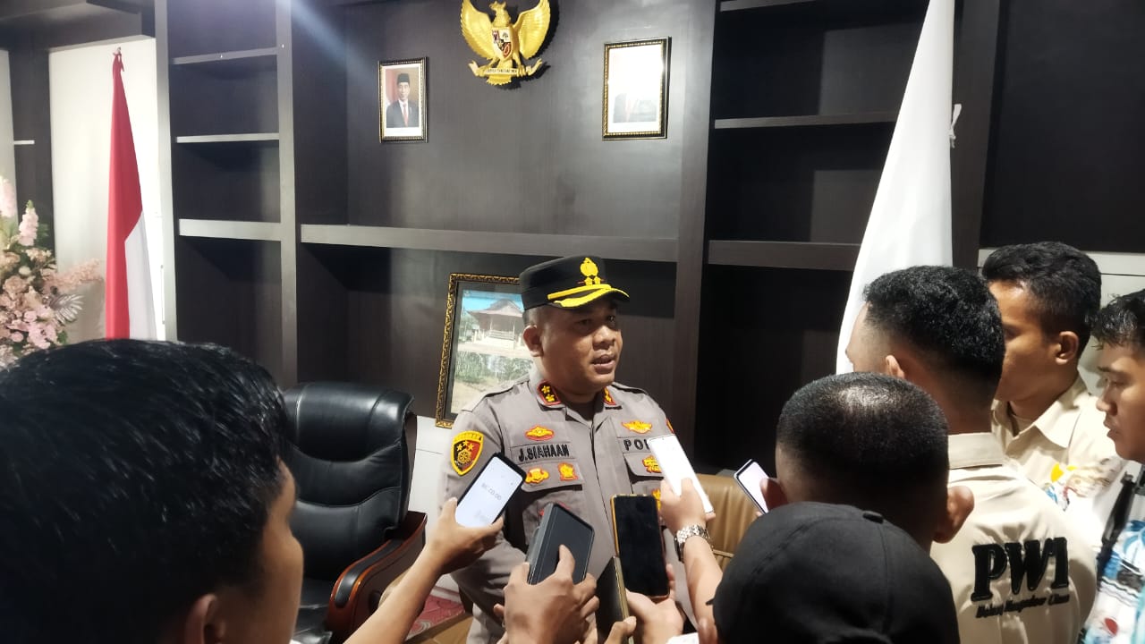 Kapolres Bolmut AKBP Juleigtin Siahaan, saat diwawancarai awak media.
