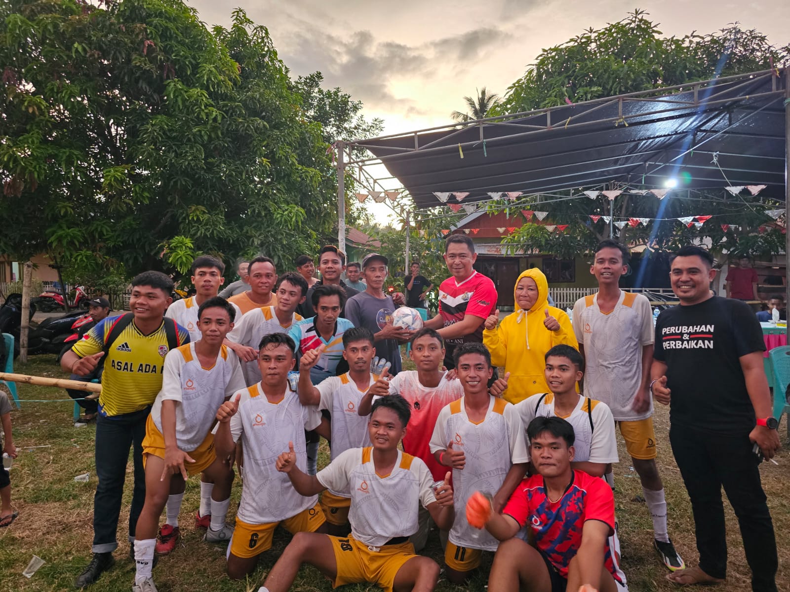 Moh. Abdul Rafiq Pangau menyerahkan bantuan satu unit bola kaki pada salah satu tim sepak bola dari desa bunong