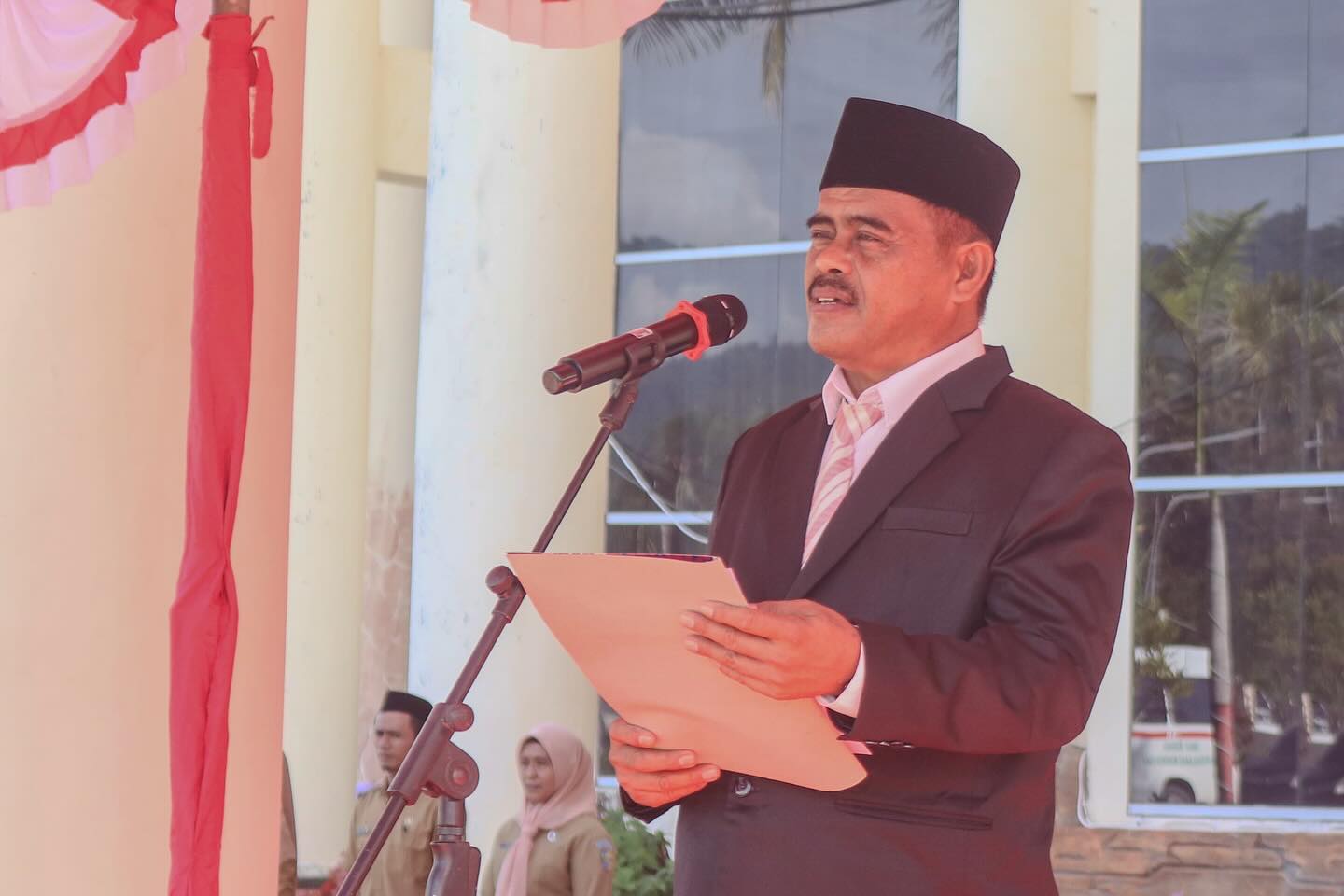 Foto: Uteng Datunsolang bertindak sebagai inspektur upacara