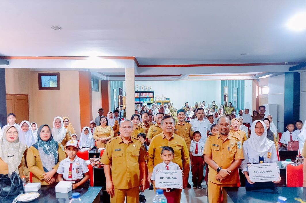 Foto: Pemkab Bolmut beserta 113 siswa berprestasi serta bantuan perlengkapan sekolah kepada 10 siswa SD dan 10 siswa SMP