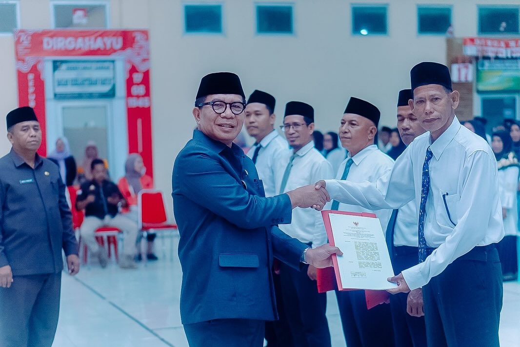 Foto: Peyerahan SK Pj Bupati Bolmut Darwin Muksin, pada BPD