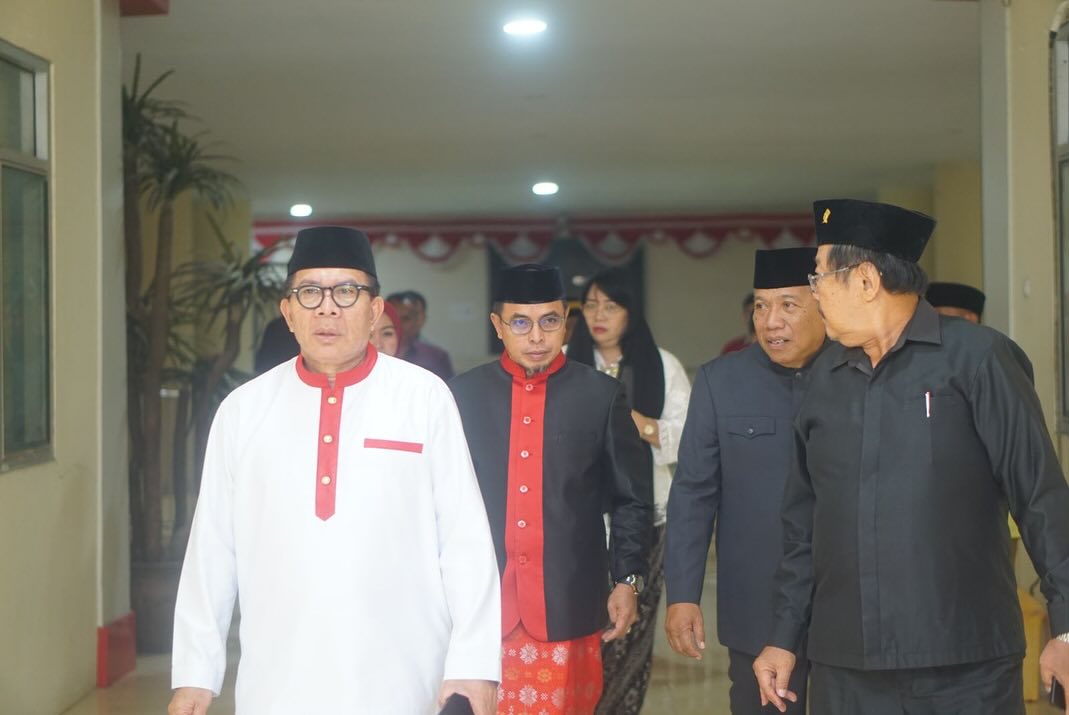 Foto: Pj Bupati Baru Darwin Muksin, bersama Ketua DPRD, Pj Bupati lama dan Mantan Bupati dua periode Depri Pontoh