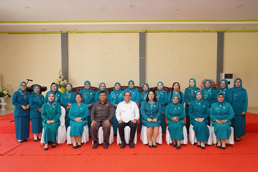 Foto: Pj Bupati Darwin Muksin, bersama Pj Sekda dan TP-PKK  Bolmut