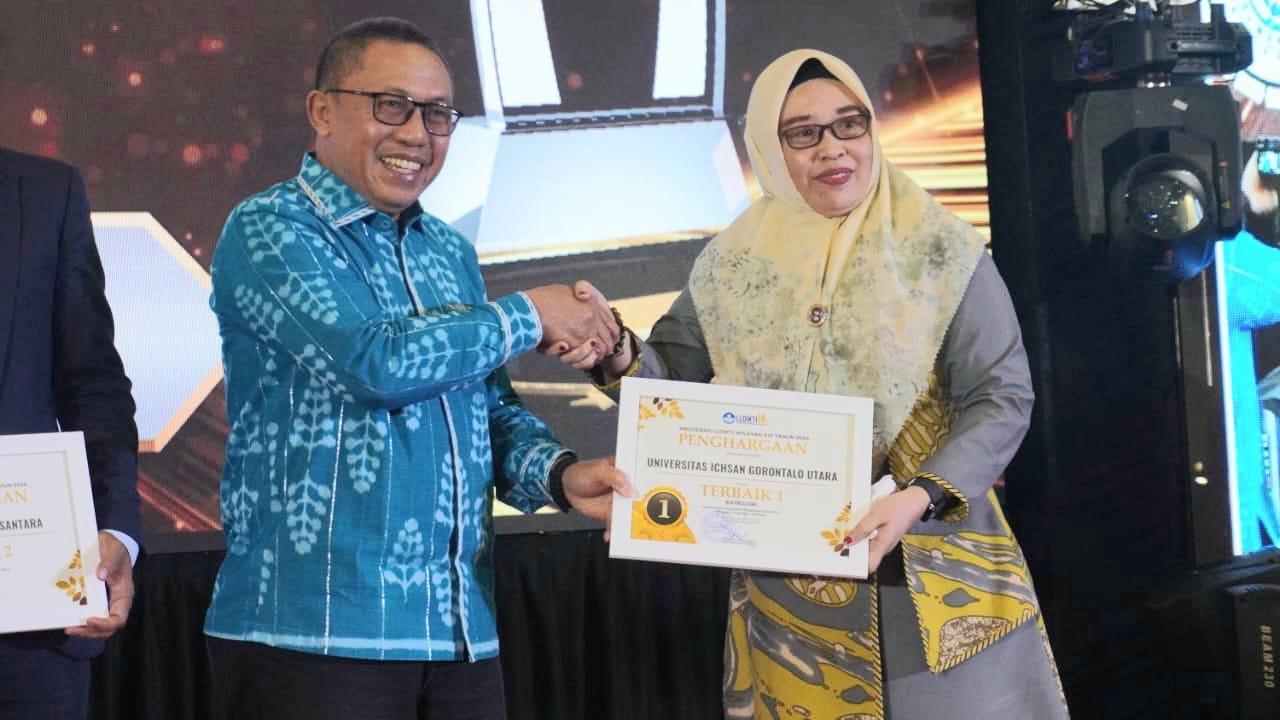 Foto: Rektor Unisan Gorut, Dr. Fatma M. Ngabito, menerima penghargaan terbaik 1 kategori IKU 3