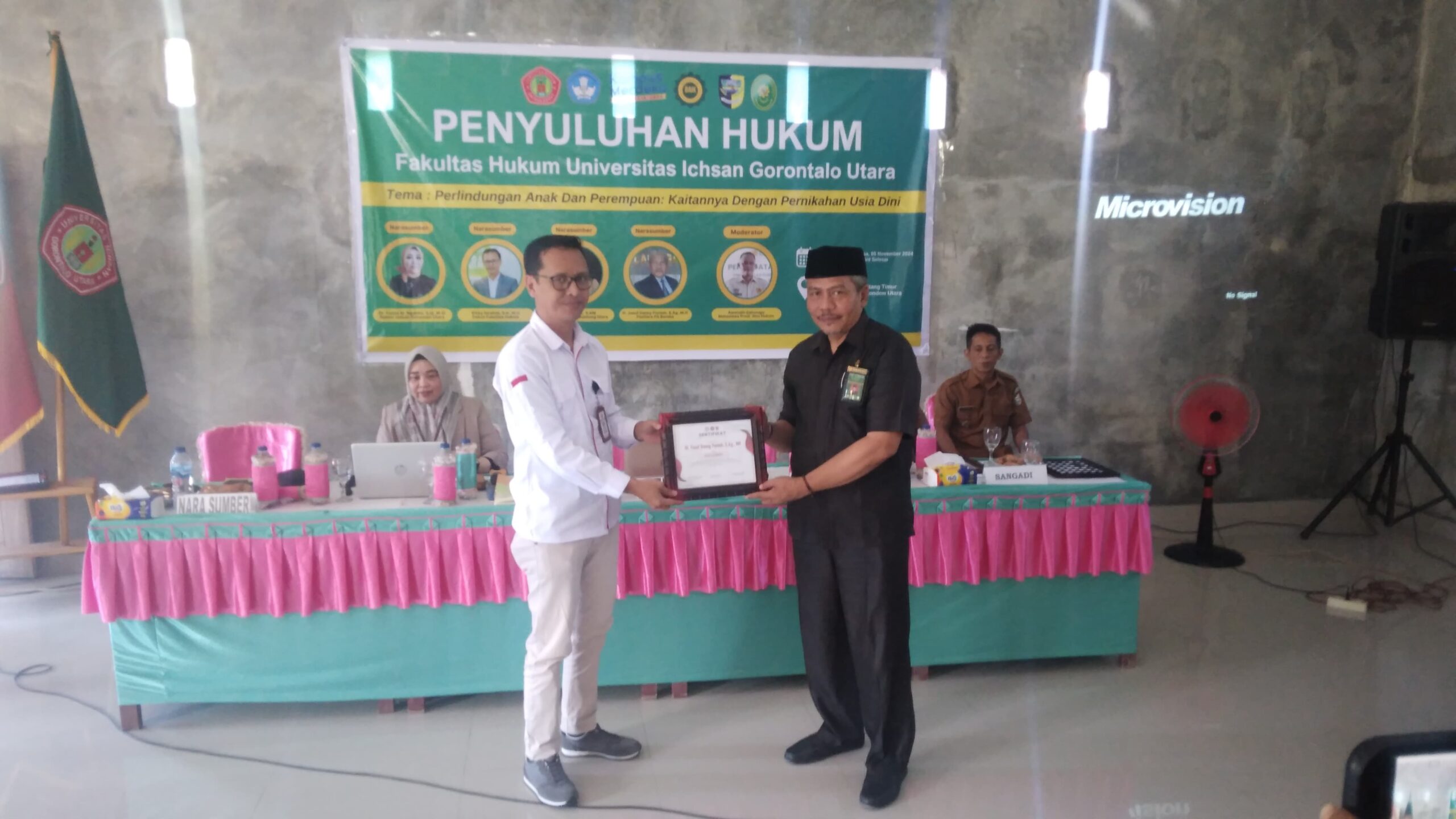 Foto: Penyerahan sertifikat oleh Dekan Fakultas Hukum Vicky Ibrahim, SH.,MH., pada Narasumber Hi. Jusuf Danny Pontoh, S.Ag., MH