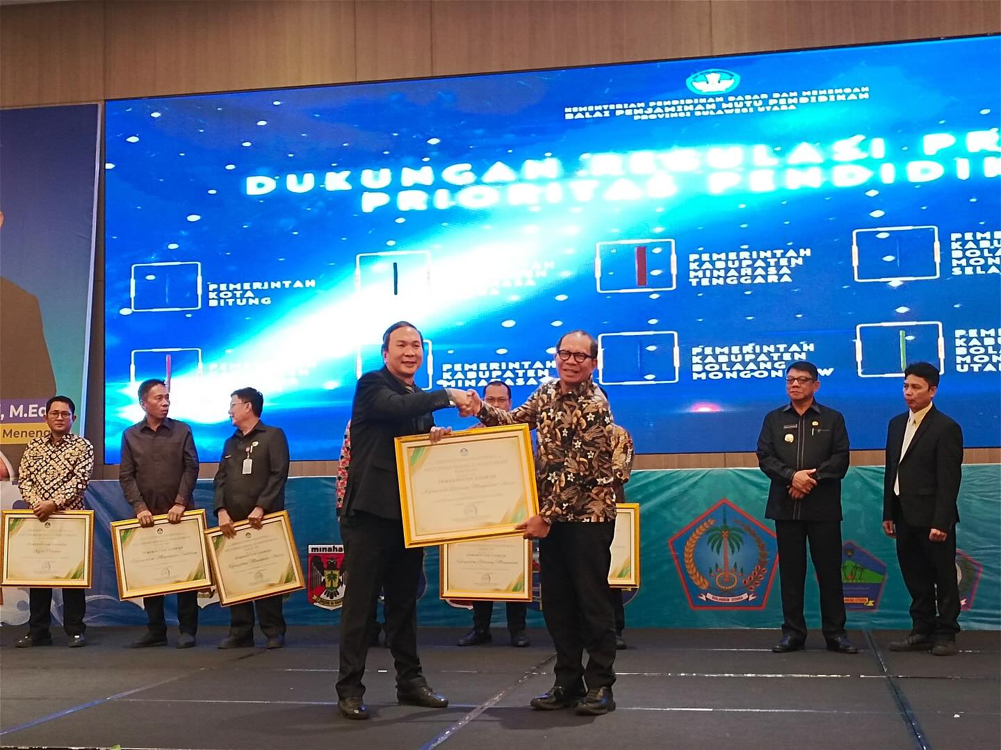 Foto Pj Bupati Bolmut Darwin Muksin saat menerima penghargaan
