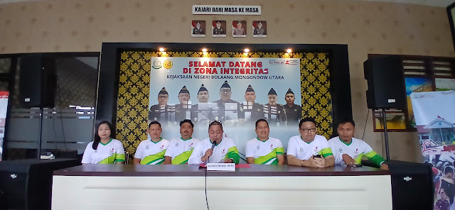 Foto Kajari Bolmut Oktafian Syah Effendi bersama jajaran saat konferensi pers