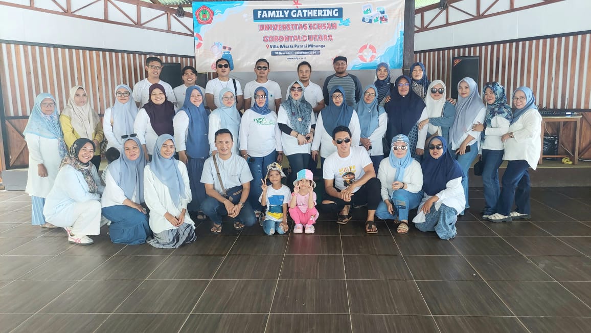 Foto bersama seluruh civitas akademika UIGU 