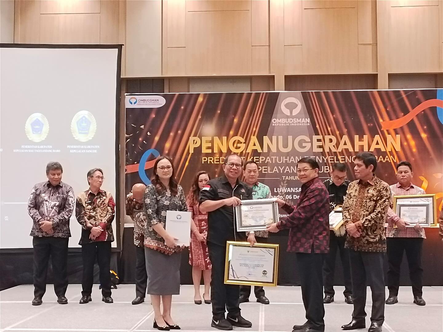 Foto Pj Bupati Bolmut Darwin Muksin saat menerima penganugerahan dari Ombudsman RI Sulut