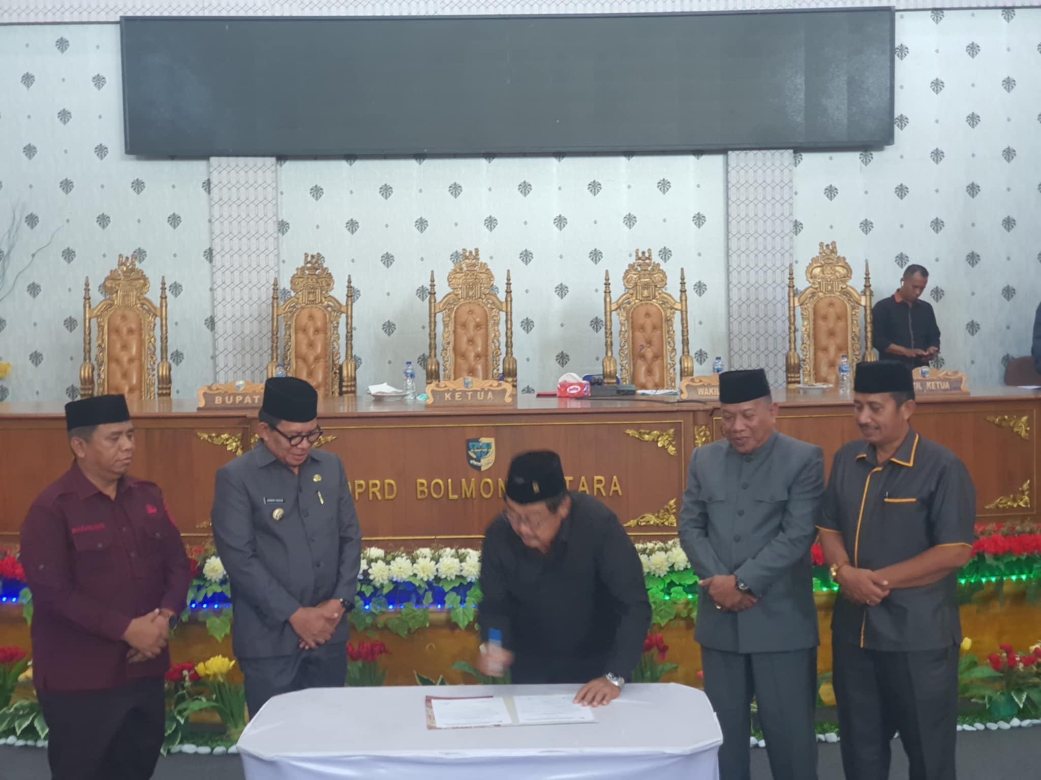 Foto penandatanganan berita acara oleh pimpinan DPRD Bolmut