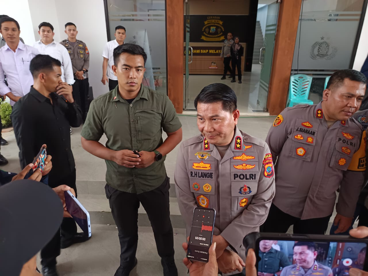 Foto Kapolda Sulut Irjen Pol Roycke Harry Langie saat konferensi pers 