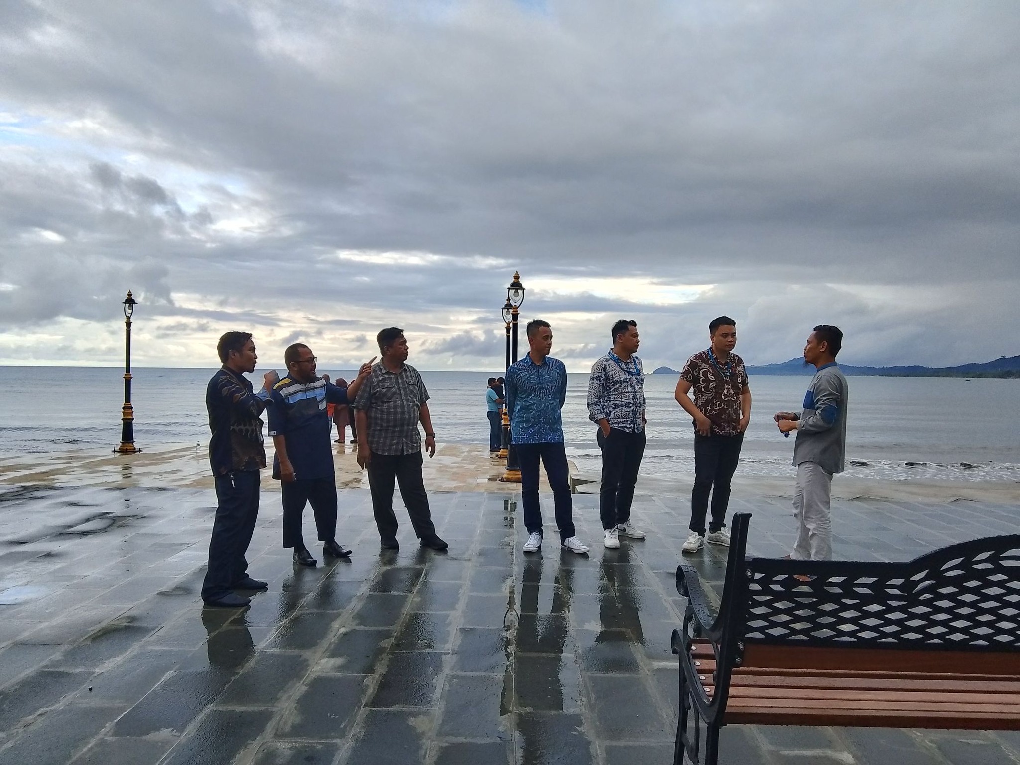 Foto pemkab Bolmut bersama Icon Plus di Destinasi Pantai Batu Pinagut