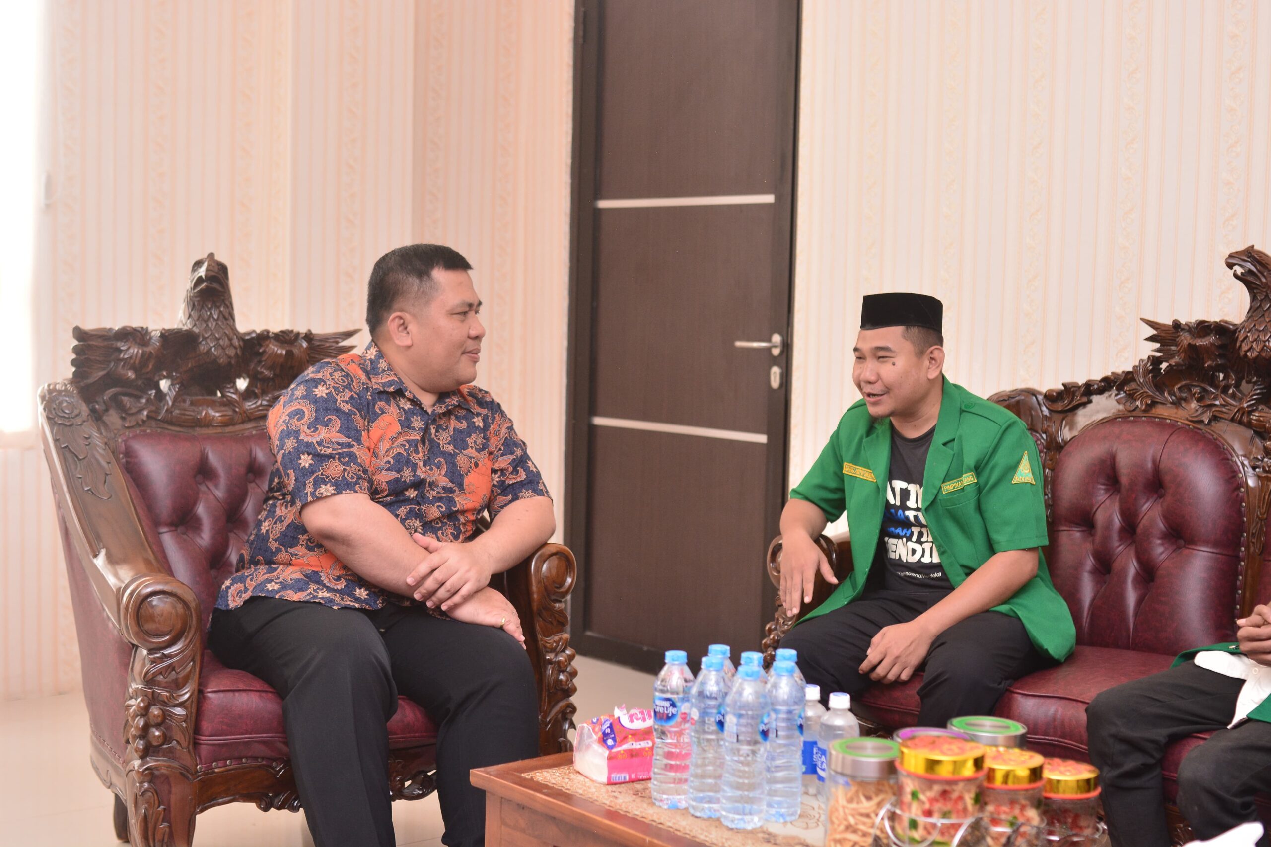 Foto Ketua GP Ansor Bolmut saat berdiskusi dengan Kapolres Bolmut