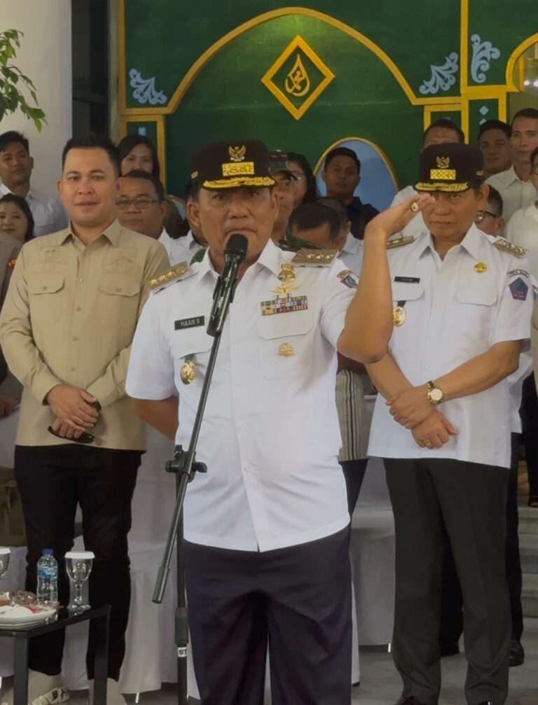 Foto Gubernur Sulut Mayjen (purn) Yulius Selvanus Komaling 
