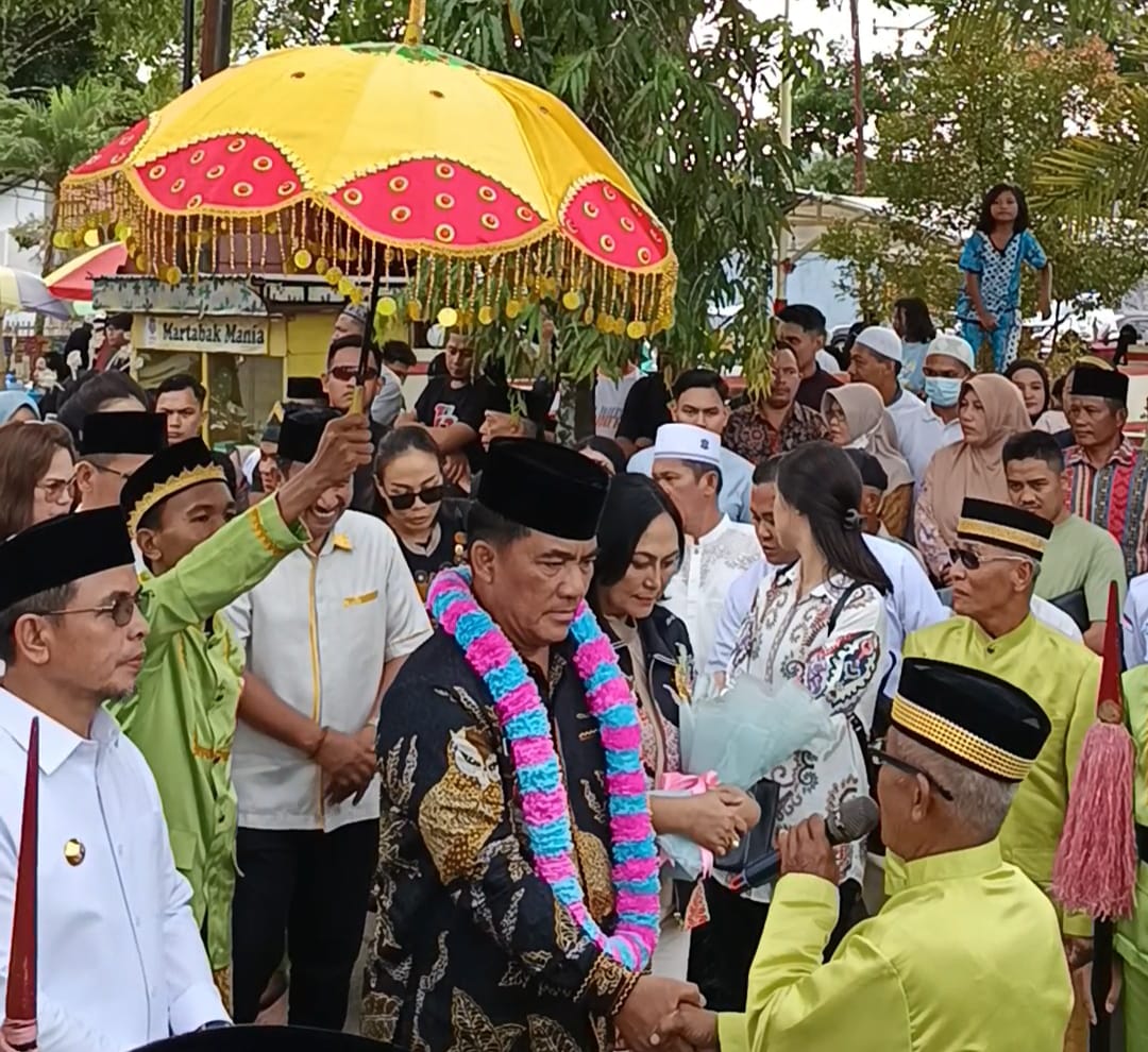 Gubernur Sulut saat disambut Oleh Aliansi Adat Bolmut