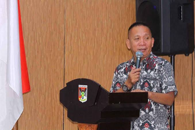 Foto Ketua PWI Sulut Voucke Lontaan