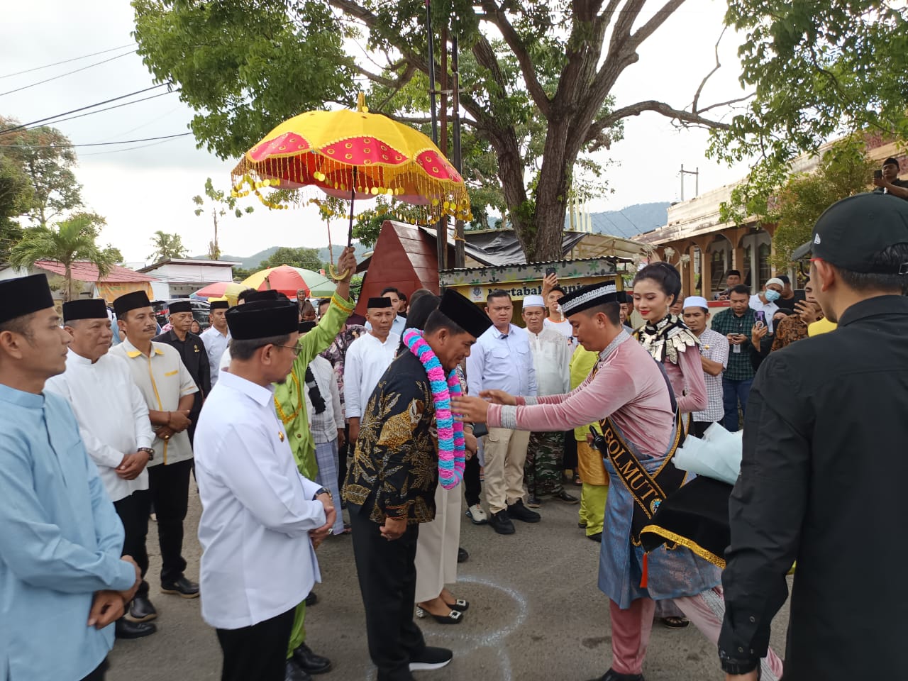 Gubernur Sulut saat dikalungi bunga oleh boulo vuyu bolmut