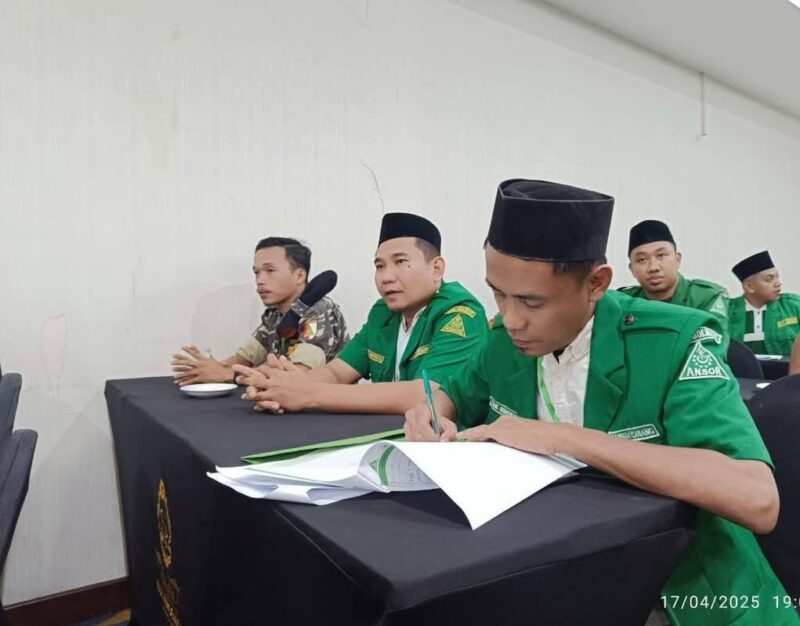 Foto Ketua PC GP Ansor Bolmut, Sahabat Agung Aditya Saenong (Tengah), Sekretaris Kamil Buhohang (Kanan) dan Kasatkorcab Banser Bolmut Fais Tunggil