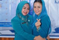 Ketua TP-PKK Kabupaten Bolmut, Ny. Ening Sutrisni Sirajudin Lasena-Adam bersama Wakil Ketua TP-PKK Bolmut, Ny. Moy Pontoh Mamonto