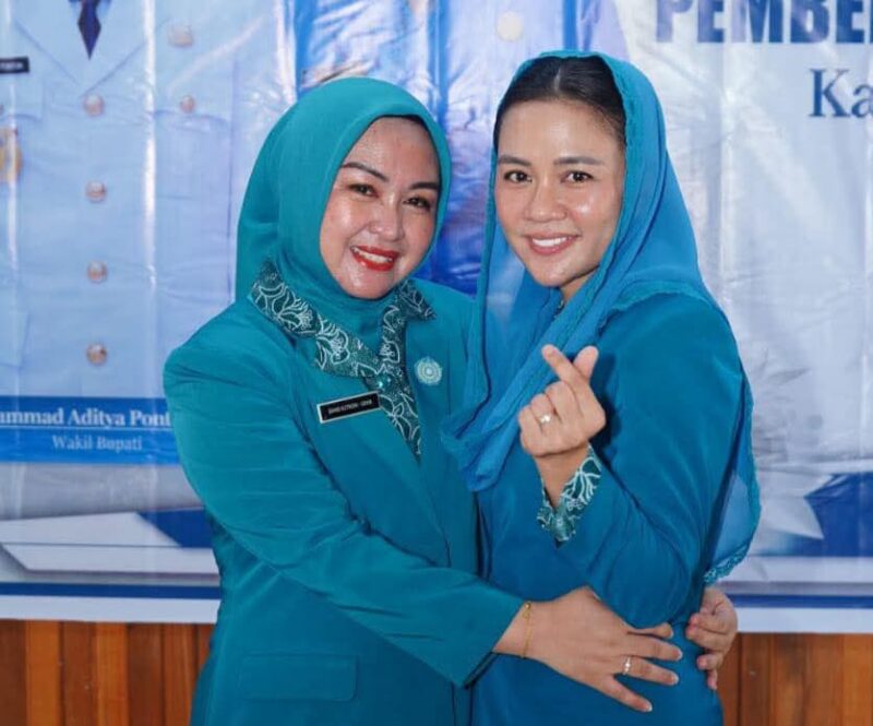 Ketua TP-PKK Kabupaten Bolmut, Ny. Ening Sutrisni Sirajudin Lasena-Adam bersama Wakil Ketua TP-PKK Bolmut, Ny. Moy Pontoh Mamonto
